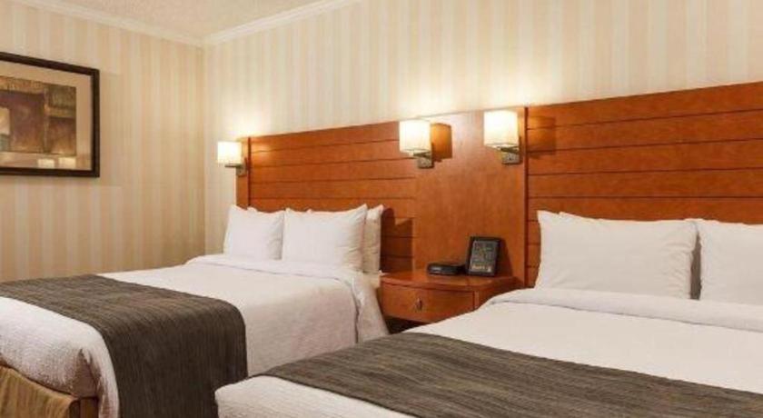 The Glenmore Inn & Convention Centre Calgary Zewnętrze zdjęcie